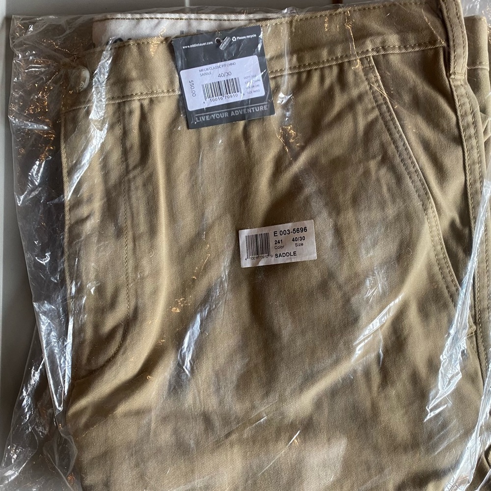 EDDIE BAUER CLASSIC CHINOS. SIZE 40/30. NWT. NEVER WORN.